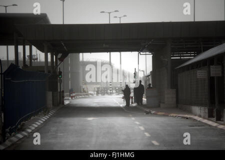 Qalandia checkpoint - Palestine - palestinian occupied territories - people and places Stock Photo
