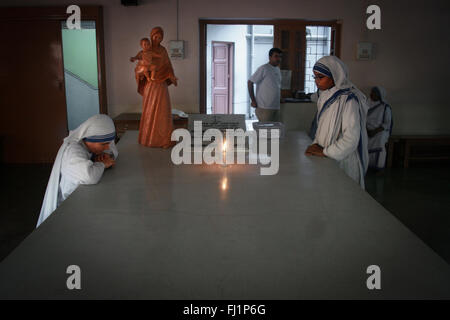 Nuns are praying at the Mother house in Kolkata, on Mother Teresa 's tomb - Missionaries of Charity Stock Photo