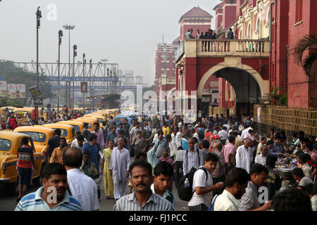 Crowd in the early morning in front of the Howrah railway station , Kolkata , India Stock Photo