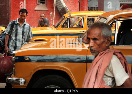 Men and yellow cabs taxis in Howrah , India Stock Photo