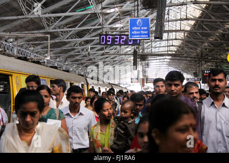 Crowd at Victoria Chhatrapati Shivaji Terminus , Mumbai, India Stock Photo