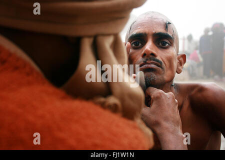 Tonsure ritual on a ghat in Varanasi , India Stock Photo