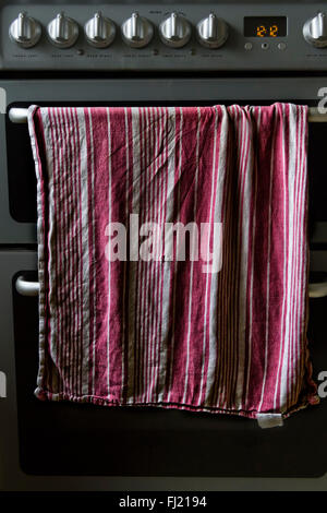 https://l450v.alamy.com/450v/fj2194/tea-towel-or-drying-cloth-hanging-on-an-oven-door-handle-of-a-domestic-fj2194.jpg