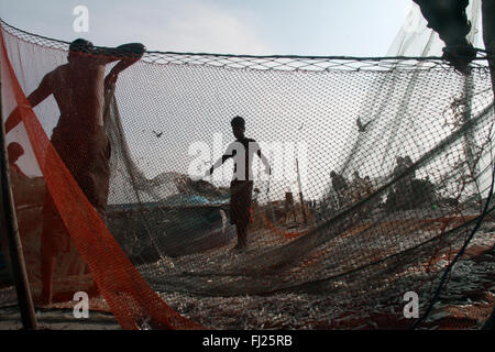 Fishermen in the port of Negombo, Sri Lanka Stock Photo