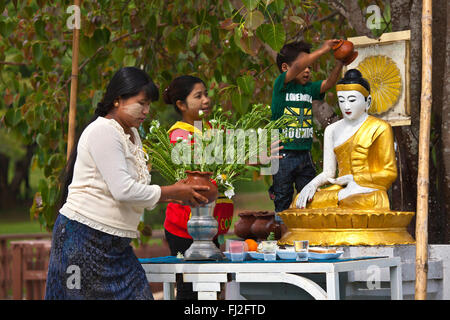 BURMESE make offerings to the BUDDHA at the NATIONAL KANDAWGYI GARDENS in PYIN U LWIN also known as MAYMYO - MYANMAR Stock Photo