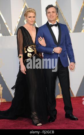 Los Angeles, CA, USA. 28th Feb, 2016. Sunrise Coigney, Mark Ruffalo at arrivals for The 88th Academy Awards Oscars 2016 - Arrivals 2, The Dolby Theatre at Hollywood and Highland Center, Los Angeles, CA February 28, 2016. Credit:  Elizabeth Goodenough/Everett Collection/Alamy Live News Stock Photo