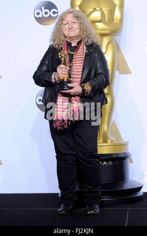 Los Angeles, CA, USA. 28th Feb, 2016. Jenny Beavan, Winner: Best Achievement in Costume Design for the film MAD MAX: FURY ROAD in the press room for The 88th Academy Awards Oscars 2016 - Press Room, The Dolby Theatre at Hollywood and Highland Center, Los Angeles, CA February 28, 2016. Credit:  Elizabeth Goodenough/Everett Collection/Alamy Live News Stock Photo