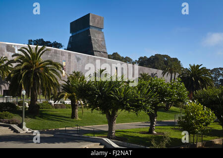 The DE YOUNG MUSEUM in GOLDEN GATE PARK designed by Herzog and De Meuron- SAN FRANCISCO, CALIFORNIA Stock Photo