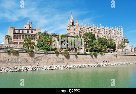 Mallorca, Balearic Islands, Spain: the Royal Palace of La Almudaina, La Seu cathedral and the lake of Parc de la mar (Park of the Sea) in Palma Stock Photo