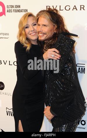 Los Angeles, CA, USA. 28th Feb, 2016. Sheryl Crow, Steven Tyler at arrivals for 2016 Elton John AIDS Foundation Academy Awards Viewing Party - Part 2, West Hollywood Park, Los Angeles, CA February 28, 2016. Credit:  Everett Collection Inc/Alamy Live News Stock Photo