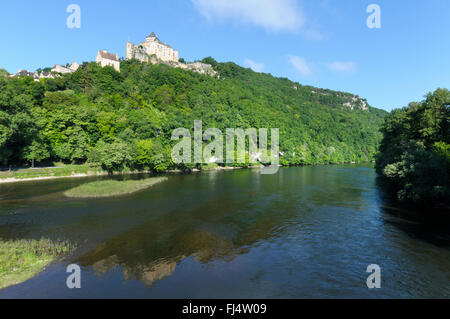 The medieval fortress of Château de Castelnaud towers over the river Dordogne, Castelnaud-la-Chapelle, Périgord France Stock Photo