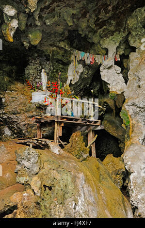 christian shrine in a cave, New Caledonia, ╬le des Pins Stock Photo