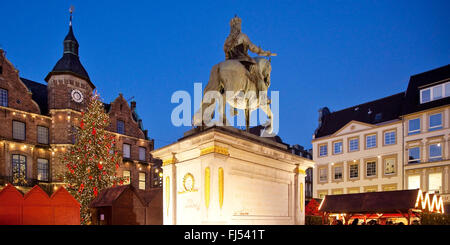 Jan Wellem equestrian statue, Christmas market and old town hall, Germany, North Rhine-Westphalia, Duesseldorf Stock Photo