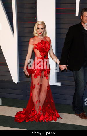 Beverly Hills, Los Angeles, USA. 28th Feb, 2016. Gwen Stefani and Blake Shelton attend the Vanity Fair Oscar Party at Wallis Annenberg Center for the Performing Arts in Beverly Hills, Los Angeles, USA, 28 February 2016. Photo: Hubert Boesl/dpa/Alamy Live News Stock Photo