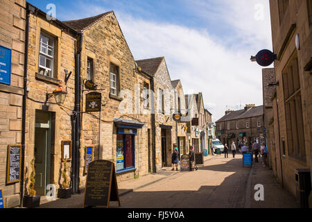 General view of the old streets in Bakewell, Derbyshire. The Peak District town is known for its famous Bakewell Pudding. Stock Photo