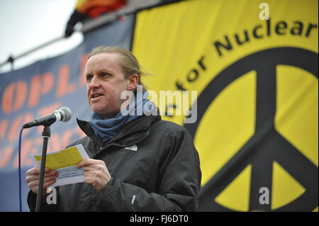Paul Parker (Quakers in Britain) speaking in Trafalgar Square following the Stop Trident demonstration, central London. Stock Photo