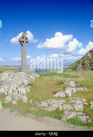 Llanddwyn Island Celtic cross on site of St Dwynwen's Chapel Anglesey North Wales UK Stock Photo