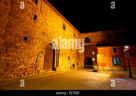 (160301) -- BRUSSELS, March 1, 2016 (Xinhua) -- Photo taken on Feb. 16, 2016 shows night view of the old town of Avila in Spain. The city of Avila is around 100 km to the north-west of Spain's capital city of Madrid. Founded in the 11th century to protect the Spanish territories from the Moors, this 'City of Saints and Stones', the old town of Avila has kept its medieval austerity. This purity of form can still be seen in the Gothic cathedral and the fortifications which, with their 82 semicircular towers and nine gates, are the most complete in Spain. The Old Town of Avila with its Extra-Muro Stock Photo