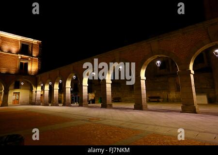 (160301) -- BRUSSELS, March 1, 2016 (Xinhua) -- Photo taken on Feb. 16, 2016 shows night view of the old town of Avila in Spain. The city of Avila is around 100 km to the north-west of Spain's capital city of Madrid. Founded in the 11th century to protect the Spanish territories from the Moors, this 'City of Saints and Stones', the old town of Avila has kept its medieval austerity. This purity of form can still be seen in the Gothic cathedral and the fortifications which, with their 82 semicircular towers and nine gates, are the most complete in Spain. The Old Town of Avila with its Extra-Muro Stock Photo