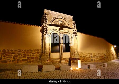 (160301) -- BRUSSELS, March 1, 2016 (Xinhua) -- Photo taken on Feb. 16, 2016 shows night view of the old town of Avila in Spain. The city of Avila is around 100 km to the north-west of Spain's capital city of Madrid. Founded in the 11th century to protect the Spanish territories from the Moors, this 'City of Saints and Stones', the old town of Avila has kept its medieval austerity. This purity of form can still be seen in the Gothic cathedral and the fortifications which, with their 82 semicircular towers and nine gates, are the most complete in Spain. The Old Town of Avila with its Extra-Muro Stock Photo