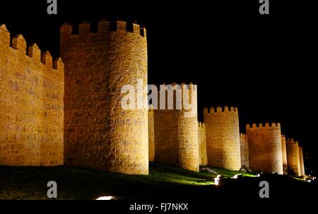 (160301) -- BRUSSELS, March 1, 2016 (Xinhua) -- Photo taken on Feb. 16, 2016 shows night view of the old town of Avila in Spain. The city of Avila is around 100 km to the north-west of Spain's capital city of Madrid. Founded in the 11th century to protect the Spanish territories from the Moors, this 'City of Saints and Stones', the old town of Avila has kept its medieval austerity. This purity of form can still be seen in the Gothic cathedral and the fortifications which, with their 82 semicircular towers and nine gates, are the most complete in Spain. The Old Town of Avila with its Extra-Muro Stock Photo