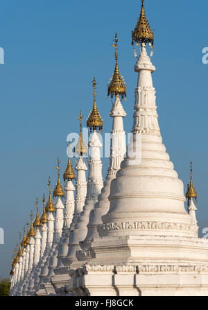 Row of white stupas at Sandamuni (Sanda Muni) Pagoda (Paya), Mandalay, Burma (Myanmar) Stock Photo