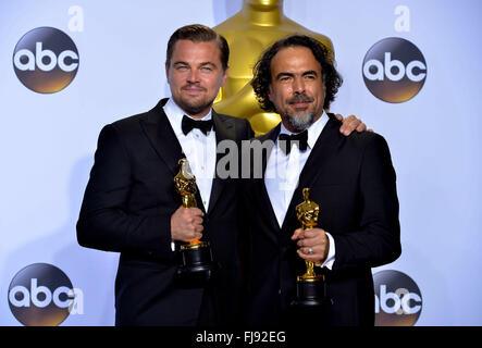 Leonardo DiCaprio (L) holds the Oscar for Actor in a leading Role and Alejandro Gonzalez Inarritu holds the Oscar for Best Directing for 'The Revenant' in the press room during the 88th annual Academy Awards ceremony at the Dolby Theatre in Hollywood, California, USA, 28 February 2016. Photo: Hubert Boesl/dpa - NO WIRE SERVICE - Stock Photo