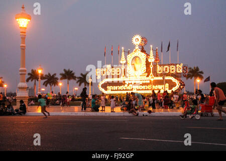 Cambodians playing at the royal palace in Phnom Penh for Chinese new Years Stock Photo