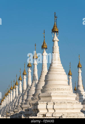 Row of white stupas at Sandamuni (Sanda Muni) Pagoda (Paya), Mandalay, Burma (Myanmar) Stock Photo