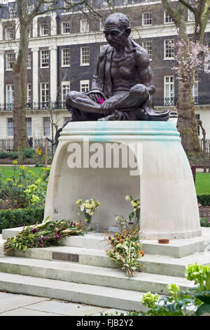 Gandhi statue in Tavistock square, Bloomsbury, London. By Fredda Brilliant . Stock Photo