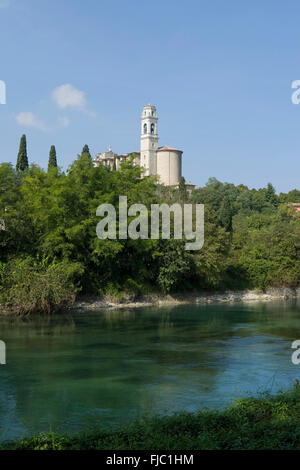 Kirche, Fluss Minicio, Monzambano, Lombardei, Italien | Church, River Minicio, Monzambano, Lombardy, Italy Stock Photo