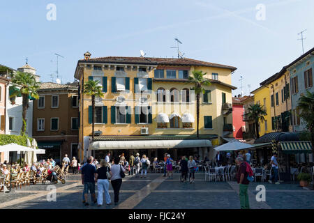 Piazza Gisose Carducci, Sirmione, Gardasee, Lombardei, Italien | Piazza Giosue Carducci, Sirmione, Lake Garda, Lombardy, Italy Stock Photo
