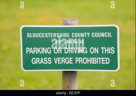 A sign to prohibit parking or driving on the grass at Bourton-On-The-Water in Gloucestershire , England , Britain , Uk Stock Photo
