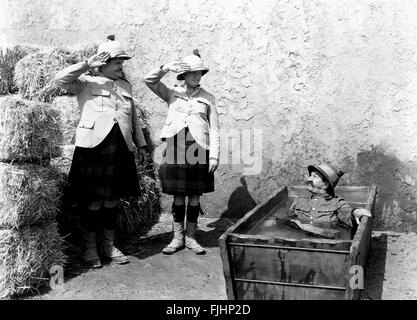 OLIVER HARDY, STAN LAUREL, JAMES FINLAYSON, BONNIE SCOTLAND, 1935 Stock Photo