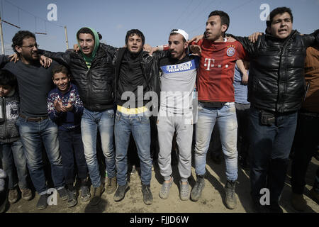 Idonemi, Greece. 1st Mar, 2016. Men gather to chant slogans at the Greece/Macedonia border Idomeni/Gevgelija. Thousands of migrants are stuck at the border between Greece and Macedonia where only the Syrians and the Iraqis can pass. unfortunately after clashes with Macedonian police on February 29th, the border remains closed causing mass crowding. Some 10,000 people are now on the border, in desperate conditions © Danilo Balducci/ZUMA Wire/Alamy Live News Stock Photo