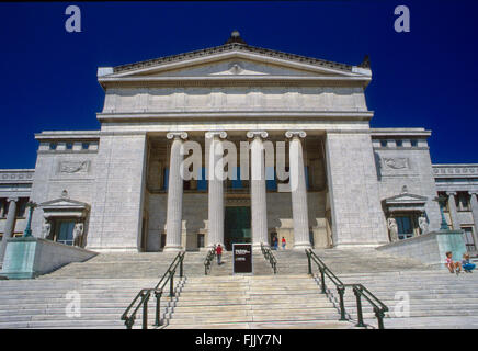 Chicago, Illinois, USA, 1st August, 1985 The Field Museum of Natural History, located in Chicago, Illinois, USA, is one of the largest natural history museums in the world.The Field Museum and its collections originated from the 1893 World’s Columbian Exposition and the artifacts displayed at the fair. Credit: Mark Reinstein Stock Photo