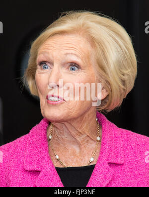 Waterstones, Piccadilly, London, March 3rd 2016. Great British Bake-off judge Mary Berry appears at Waterstones Piccadilly to sign copies of her latest book Foolproof Cooking. Credit:  Paul Davey/Alamy Live News Stock Photo