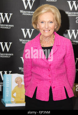 Waterstones, Piccadilly, London, March 3rd 2016. Great British Bake-off judge Mary Berry appears at Waterstones Piccadilly to sign copies of her latest book Foolproof Cooking. Credit:  Paul Davey/Alamy Live News Stock Photo