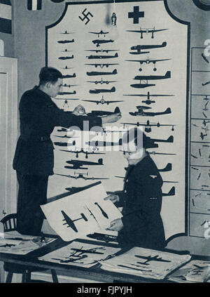 Air cadets ,c.  1940. WWII 1940 at an air force training camp. Cadets at work in the Aircraft Recognition Room Stock Photo