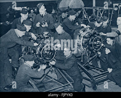Air cadets ,c.  1940. WWII  at an air force training camp. Learning about the aero engine and the mechaniscs of it. Stock Photo
