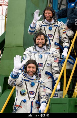 International Space Station Expedition 19 crew wave as they board the Soyuz TMA-10 spacecraft ahead of launch March 26, 2009 in Baikonur, Kazakhstan. Crew includes: Commander Russian cosmonaut Gennady Padalka, top, space tourist Charles Simonyi, center, and NASA astronaut Michael Barratt. Stock Photo