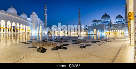 Courtyard of the Sheikh Zayed Mosque, Sheikh Zayed Grand Mosque, Abu Dhabi, Emirate of Abu Dhabi, United Arab Emirates Stock Photo