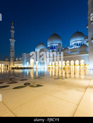 Courtyard of the Sheikh Zayed Mosque, Sheikh Zayed Grand Mosque, Abu Dhabi, Emirate of Abu Dhabi, United Arab Emirates Stock Photo