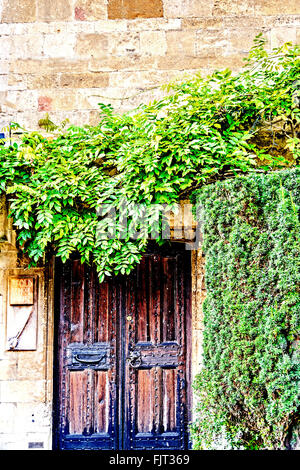 Entrance of the old school house, Chipping Campden, Gloucestershire, England, UK; Eingang zur alten Schule auf der High Street in Stock Photo