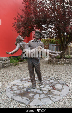 Quiet Man bronze statue of John Wayne carrying Maureen O'Hara, in Cong, Co. Mayo Stock Photo