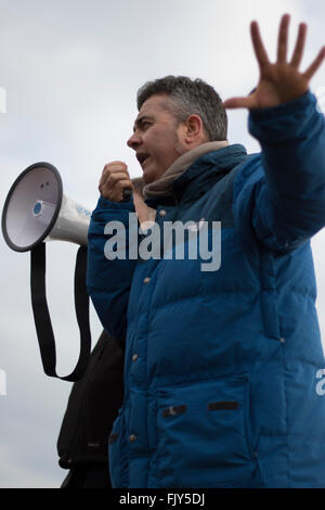 Dominic Dyer, Chief Executive of the Badger Trust, speaks at a protest in Brighton against the cull of badgers Stock Photo