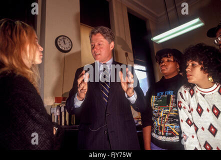 New York, NY November 14th 1991 - Arkansas Governor Bill Clinton speaks with literacy students at the Harlem Library © Stacy Walsh Rosenstock/Alamy Stock Photo