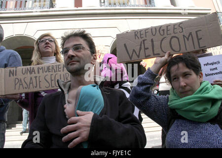 Santa Cruz de Tenerife, Spain. 27th Feb, 2016. A family holding placards join the protest in Spain. The European march for refugees already consists calls in 50 Spanish cities, they demonstrate to demand all governments and Europeans to open safe access routes to the territory for those fleeing war. © Mercedes Menendez/RoverImages/Pacific Press/Alamy Live News Stock Photo