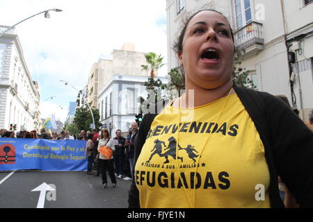 Santa Cruz de Tenerife, Spain. 27th Feb, 2016. A woman shouting joins the protest in Spain. The European march for refugees already consists calls in 50 Spanish cities, they demonstrate to demand all governments and Europeans to open safe access routes to the territory for those fleeing war. © Mercedes Menendez/RoverImages/Pacific Press/Alamy Live News Stock Photo