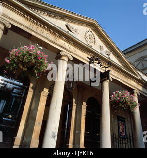 GEORGIAN PUMP ROOM, Bath. Stall Street entrance to baths (view of pediment with inscription). Regency Bath stone archicture. Stock Photo